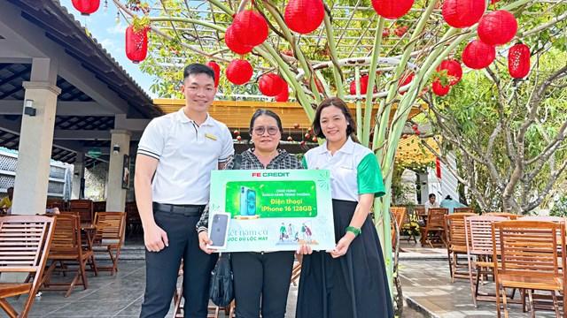Điện thoại iPhone 16 được nh&acirc;n vi&ecirc;n FE CREDIT trao tận tay chị Phương Dung. Ảnh FE CREDIT.