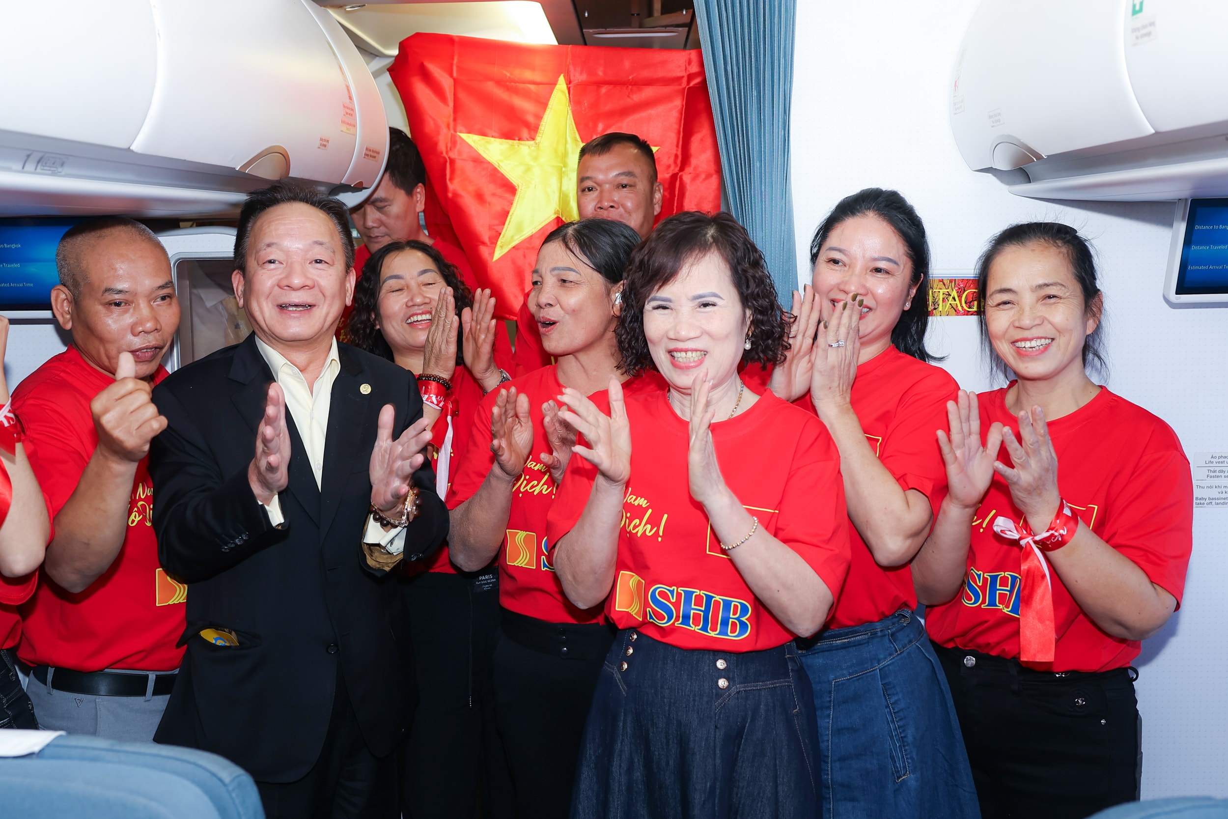 Bầu Hiển t&agrave;i trợ to&agrave;n bộ chi ph&iacute; cho gia đ&igrave;nh, người th&acirc;n c&aacute;c cầu thủ Việt Nam v&agrave; hơn 600 CĐV Việt Nam sang Th&aacute;i Lan cổ vũ trận lượt về chung kết ASEAN Cup 2024.