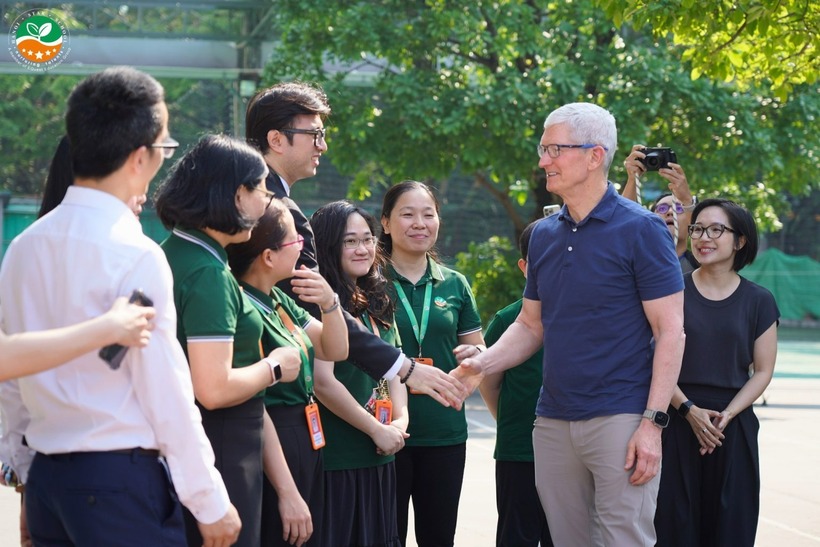 CEO Tim Cook gh&eacute; thăm Trường Li&ecirc;n cấp Tiểu học &amp; THCS Ng&ocirc;i Sao H&agrave; Nội.