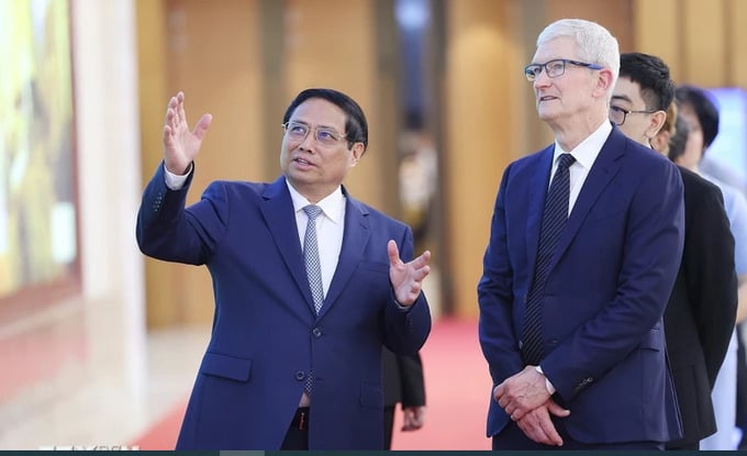 Thủ tướng Phạm Minh Ch&iacute;nh v&agrave; Gi&aacute;m đốc điều h&agrave;nh Tập đo&agrave;n Apple (Hoa Kỳ) Tim Cook tham quan Trụ sở Ch&iacute;nh phủ. (Ảnh: TTXVN).