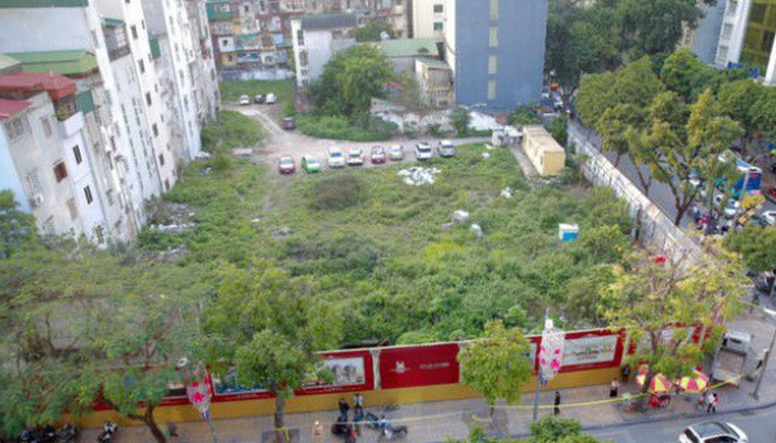 Khu đất 22 - 24 H&agrave;ng B&agrave;i bị bỏ hoang h&agrave;ng chục năm.