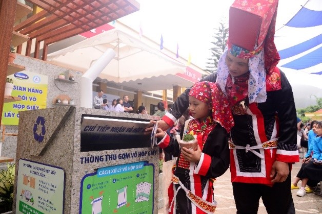 Nh&acirc;n dịp n&agrave;y, Vinamilk v&agrave; Tetra Pak c&ugrave;ng phối hợp tổ chức hoạt động &ldquo;Đổi vỏ sữa lấy c&acirc;y xanh v&agrave; c&aacute;c m&oacute;n qu&agrave; th&acirc;n thiện m&ocirc;i trường&rdquo;, thu h&uacute;t được đ&ocirc;ng đảo học sinh, thầy c&ocirc; tham gia