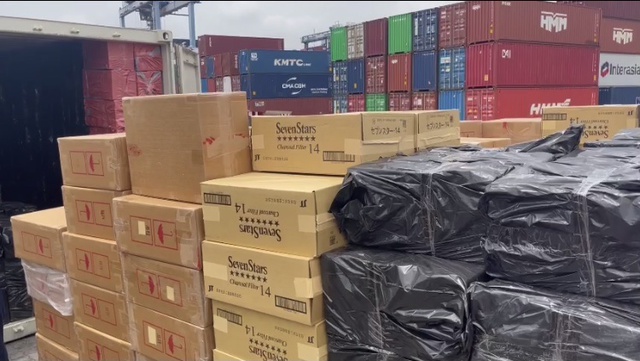 1.173 th&ugrave;ng thuốc l&aacute; l&agrave; h&agrave;ng qu&aacute; cảnh, nghi vi phạm sở hữu tr&iacute; tuệ bị ph&aacute;t hiện tại cảng C&aacute;t L&aacute;i. Ảnh: HQCC