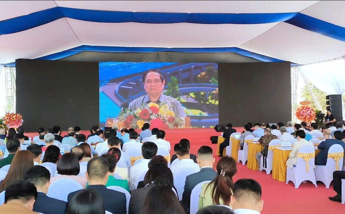 C&aacute;c đại biểu tại điểm cầu Lễ khởi c&ocirc;ng dự &aacute;n Khu đ&ocirc; thị du lịch lấn biển Cần Giờ lắng nghe ph&aacute;t biểu chỉ đạo của Thủ tướng Ch&iacute;nh phủ tại chương tr&igrave;nh Khởi c&ocirc;ng, kh&aacute;nh th&agrave;nh c&aacute;c c&ocirc;ng tr&igrave;nh, dự &aacute;n ch&agrave;o mừng 50 năm Giải ph&oacute;ng miền Nam - Thống nhất đất nước.