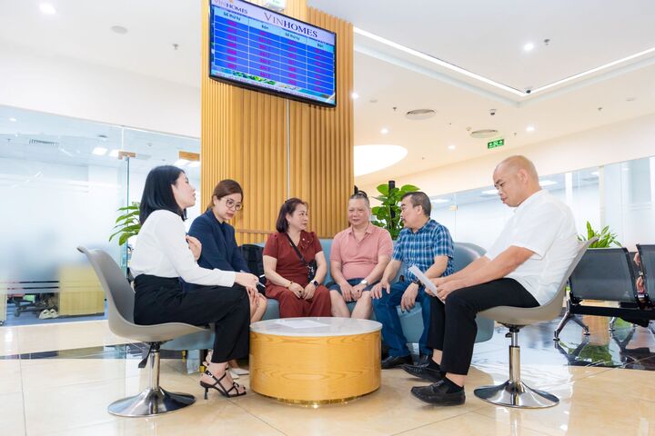 C&aacute;c chủ sở hữu đ&atilde; bắt đầu đến s&agrave;n giao dịch của Vinhomes để l&agrave;m thủ tục cấp sổ đỏ v&agrave; chứng kiến cột mốc quan trọng của d&ograve;ng sản phẩm TMDV thấp tầng.