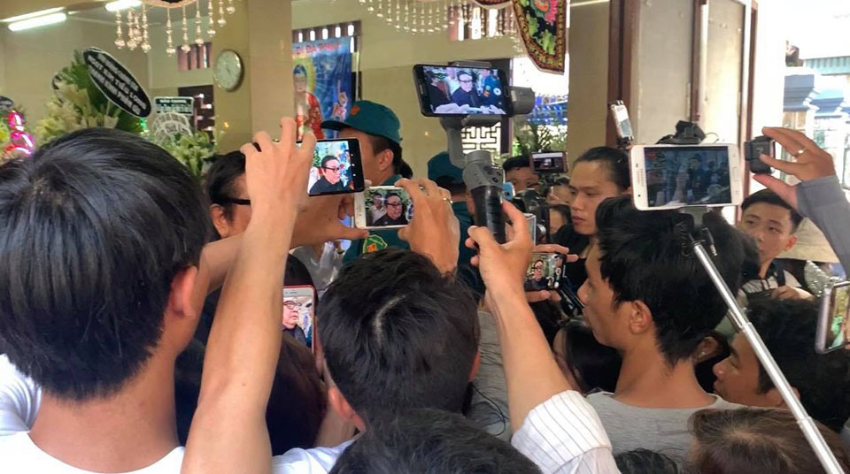 &nbsp;Nhiều YouTuber v&igrave; kiếm tiền m&agrave; bất chấp thuần phong mỹ tục, lao v&agrave;o đ&aacute;m tang v&agrave; chĩa m&aacute;y quay v&agrave;o nỗi đau của gia đ&igrave;nh những nghệ sĩ đ&atilde; mất. Ảnh: Cắt từ clip