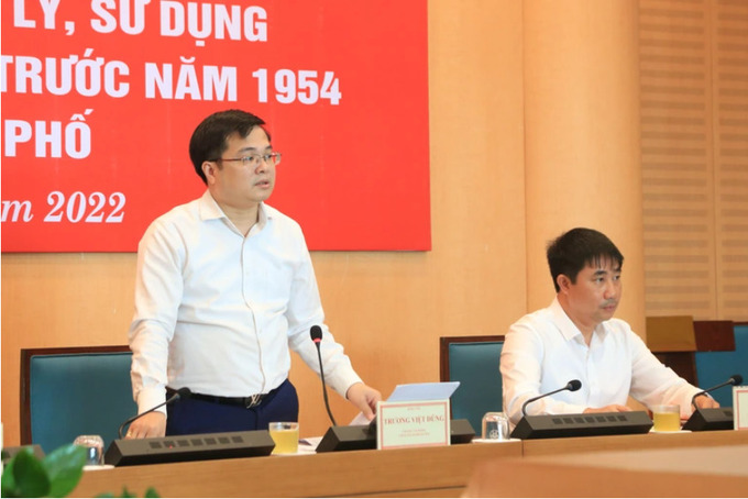 &Ocirc;ng Trương Việt Dũng - Ch&aacute;nh văn ph&ograve;ng UBND TP H&agrave; Nội ph&aacute;t biểu tại buổi họp b&aacute;o chiều 19/4. Ảnh: Nguyễn Trường