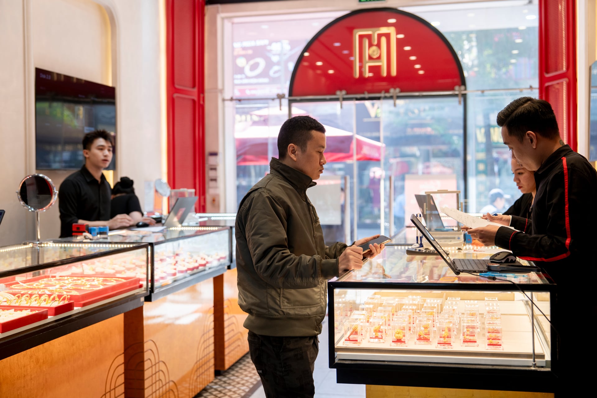 Giá vàng hôm nay 20/4: Vàng miếng đảo chiều, tăng trở lại - Ảnh 2