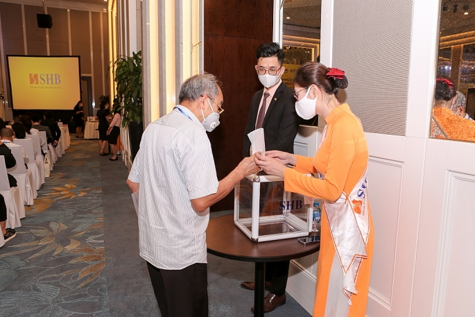 C&aacute;c cổ đ&ocirc;ng bỏ phiếu th&ocirc;ng qua c&aacute;c nội dung tại Đại hội v&agrave; bầu th&agrave;nh vi&ecirc;n HĐQT, Ban Kiểm so&aacute;t Ng&acirc;n h&agrave;ng SHB nhiệm kỳ 2022 - 2027 &nbsp;