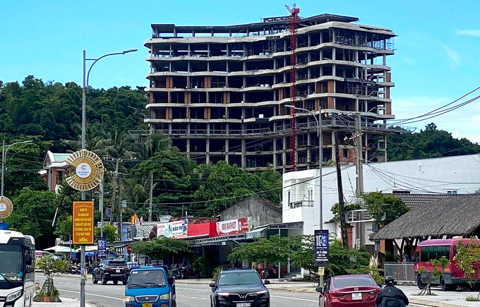 L&atilde;nh đạo tỉnh Ki&ecirc;n Giang y&ecirc;u cầu xử l&yacute; dứt điểm kh&aacute;ch sạn 12 tầng x&acirc;y dựng tr&aacute;i ph&eacute;p tại Ph&uacute; Quốc.