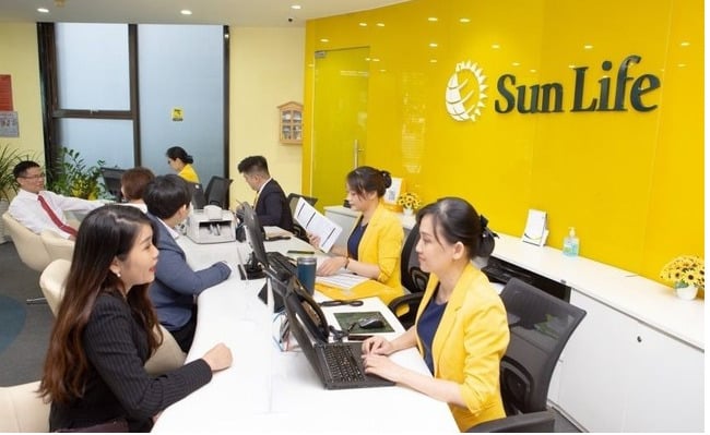 Bảo hiểm Sun Life Việt Nam bị phạt 130 triệu đồng, đ&igrave;nh chỉ k&yacute; hợp đồng mới.