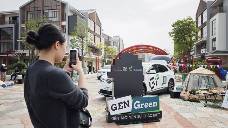 Gần 400 xe điện VinFast tạo biểu tượng &quot;V&#236; Việt Nam Xanh&quot;, mở m&#224;n ấn tượng tại ng&#224;y hội Xanh lớn nhất Việt Nam - Ảnh 10