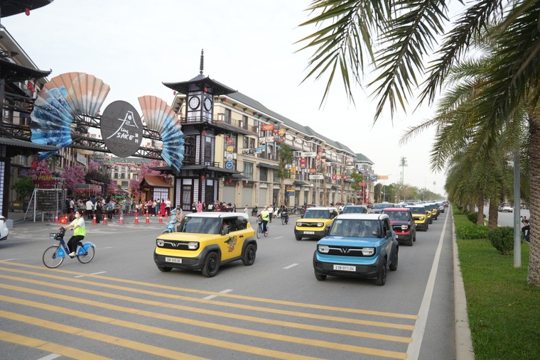 Gần 400 xe điện VinFast tạo biểu tượng &quot;V&#236; Việt Nam Xanh&quot;, mở m&#224;n ấn tượng tại ng&#224;y hội Xanh lớn nhất Việt Nam - Ảnh 3