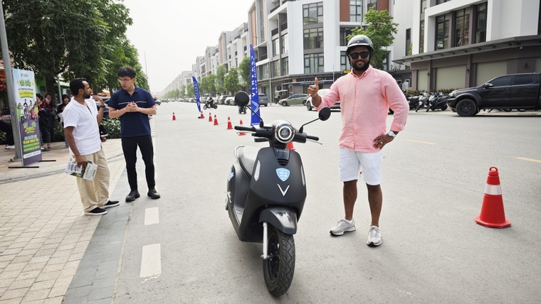 Gần 400 xe điện VinFast tạo biểu tượng &quot;V&#236; Việt Nam Xanh&quot;, mở m&#224;n ấn tượng tại ng&#224;y hội Xanh lớn nhất Việt Nam - Ảnh 4