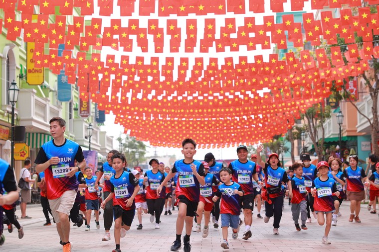 Gần 400 xe điện VinFast tạo biểu tượng &quot;V&#236; Việt Nam Xanh&quot;, mở m&#224;n ấn tượng tại ng&#224;y hội Xanh lớn nhất Việt Nam - Ảnh 7