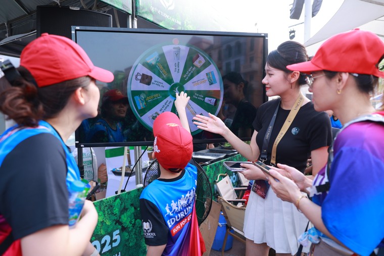 Gần 400 xe điện VinFast tạo biểu tượng &quot;V&#236; Việt Nam Xanh&quot;, mở m&#224;n ấn tượng tại ng&#224;y hội Xanh lớn nhất Việt Nam - Ảnh 8