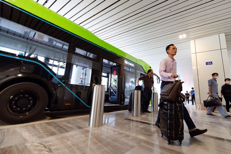 VinBus vận h&#224;nh tuyến bu&#253;t điện độc quyền kết nối ba nh&#224; ga s&#226;n bay T&#226;n Sơn Nhất - Ảnh 1