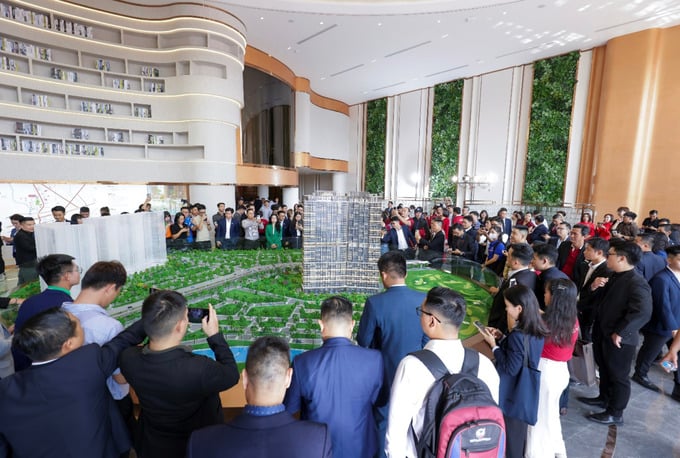 Đ&ocirc;ng đảo kh&aacute;ch h&agrave;ng v&agrave; nh&acirc;n vi&ecirc;n m&ocirc;i giới tham quan sa b&agrave;n dự &aacute;n