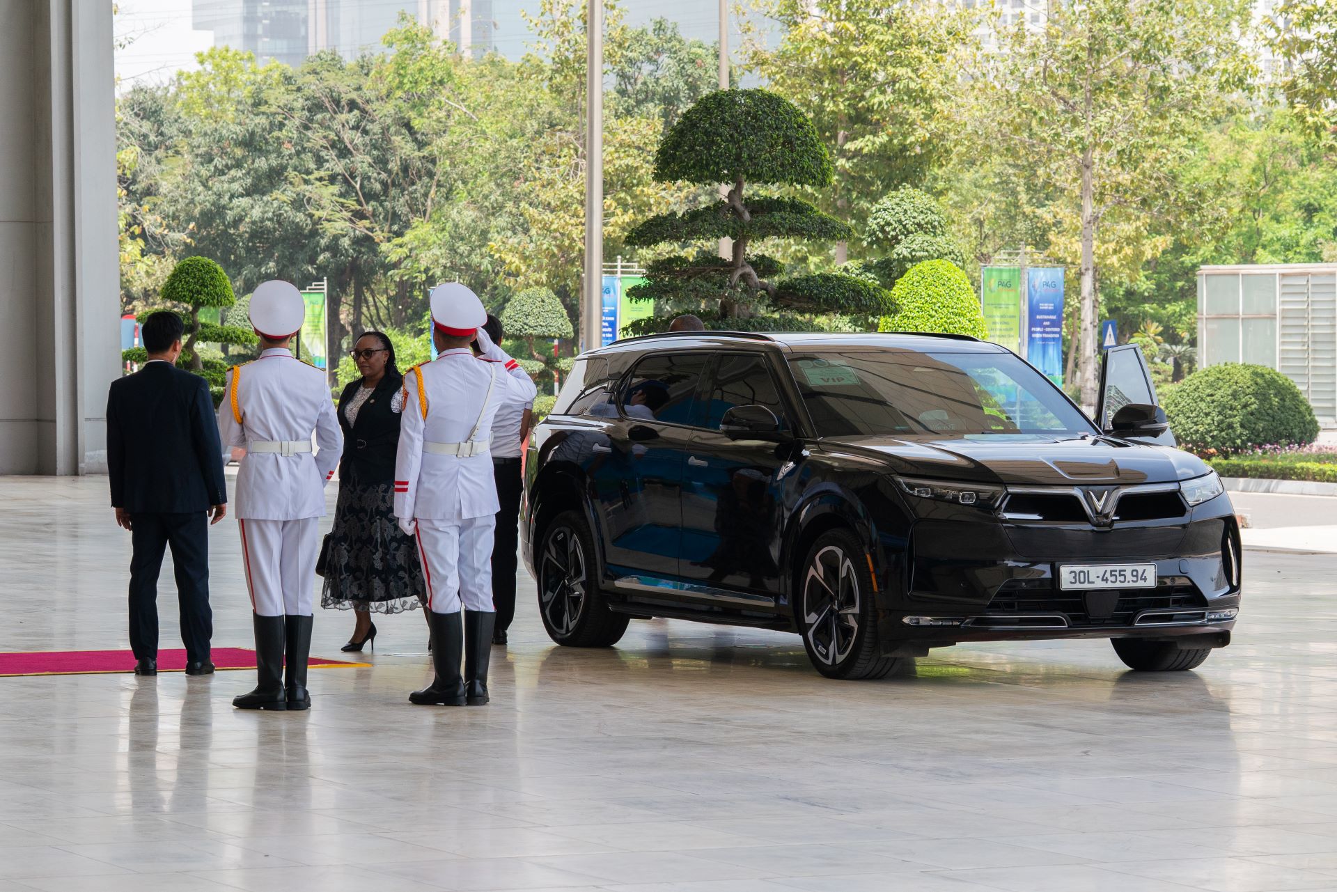 Cận cảnh d&#224;n xe điện đưa đ&#243;n kh&#225;ch VIP tại Hội nghị Thượng đỉnh P4G - Ảnh 1