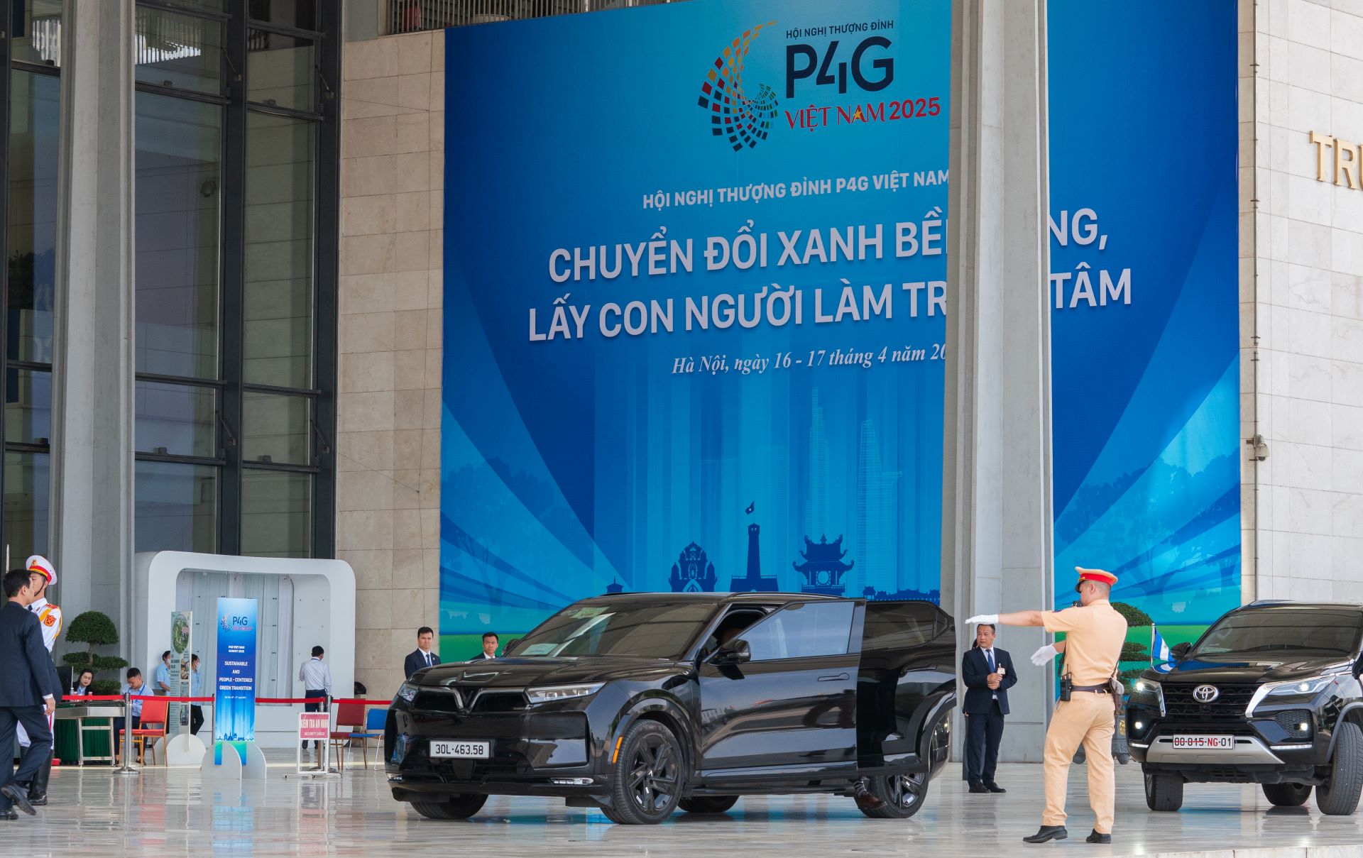 Cận cảnh d&#224;n xe điện đưa đ&#243;n kh&#225;ch VIP tại Hội nghị Thượng đỉnh P4G - Ảnh 2