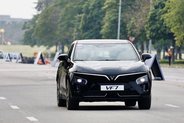 Gia đ&#236;nh trẻ “chốt” VinFast VF 7 để được thảnh thơi tr&#234;n mọi h&#224;nh tr&#236;nh - Ảnh 1