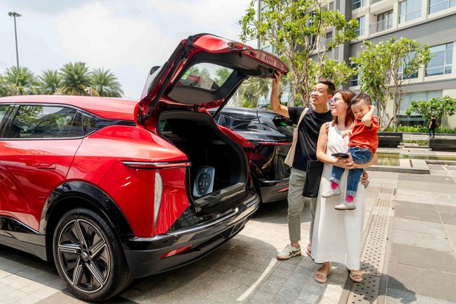 Gia đ&#236;nh trẻ “chốt” VinFast VF 7 để được thảnh thơi tr&#234;n mọi h&#224;nh tr&#236;nh - Ảnh 2