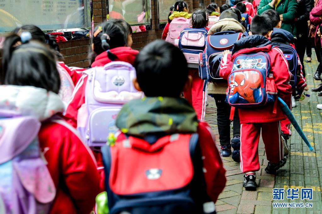 Ph&#225;t hiện cặp s&#225;ch Trung Quốc sản xuất chứa chất độc nguy hiểm - &quot;s&#225;t thủ ngầm&quot; c&#243; thể g&#226;y ung thư - Ảnh 2