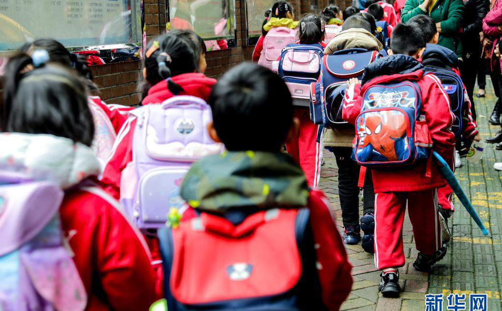 Ph&#225;t hiện cặp s&#225;ch Trung Quốc sản xuất chứa chất độc nguy hiểm - &quot;s&#225;t thủ ngầm&quot; c&#243; thể g&#226;y ung thư - Ảnh 1