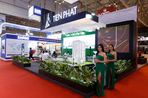 Dự &aacute;n Ascent Plaza, quận B&igrave;nh Thạnh cũng đ&atilde; rao b&aacute;n căn hộ v&agrave;o năm 2019 khi chưa c&oacute; chủ trương chấp thuận đầu tư. Hiện nay, h&agrave;ng loạt kh&aacute;ch h&agrave;ng đ&atilde; xuống tiền đang khiếu nại, đ&ograve;i lại tiền v&igrave; dự &aacute;n chưa c&oacute; giấy ph&eacute;p x&acirc;y dựng, n&ecirc;n kh&ocirc;ng biết khi n&agrave;o triển khai.