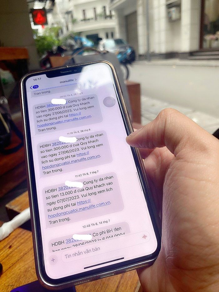 C&aacute;c tin nhắn th&ocirc;ng b&aacute;o đ&oacute;ng tiền nhỏ lẻ kh&aacute;c h&agrave;ng nhận được. Ảnh: NVCC