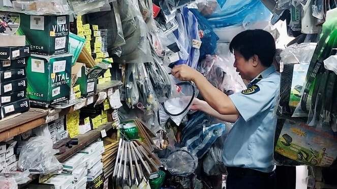 Kiểm tra cửa h&agrave;ng kinh doanh phụ t&ugrave;ng xe m&aacute;y tr&ecirc;n địa b&agrave;n quận Li&ecirc;n Chiểu, Đ&agrave; Nẵng (ảnh QLTT)