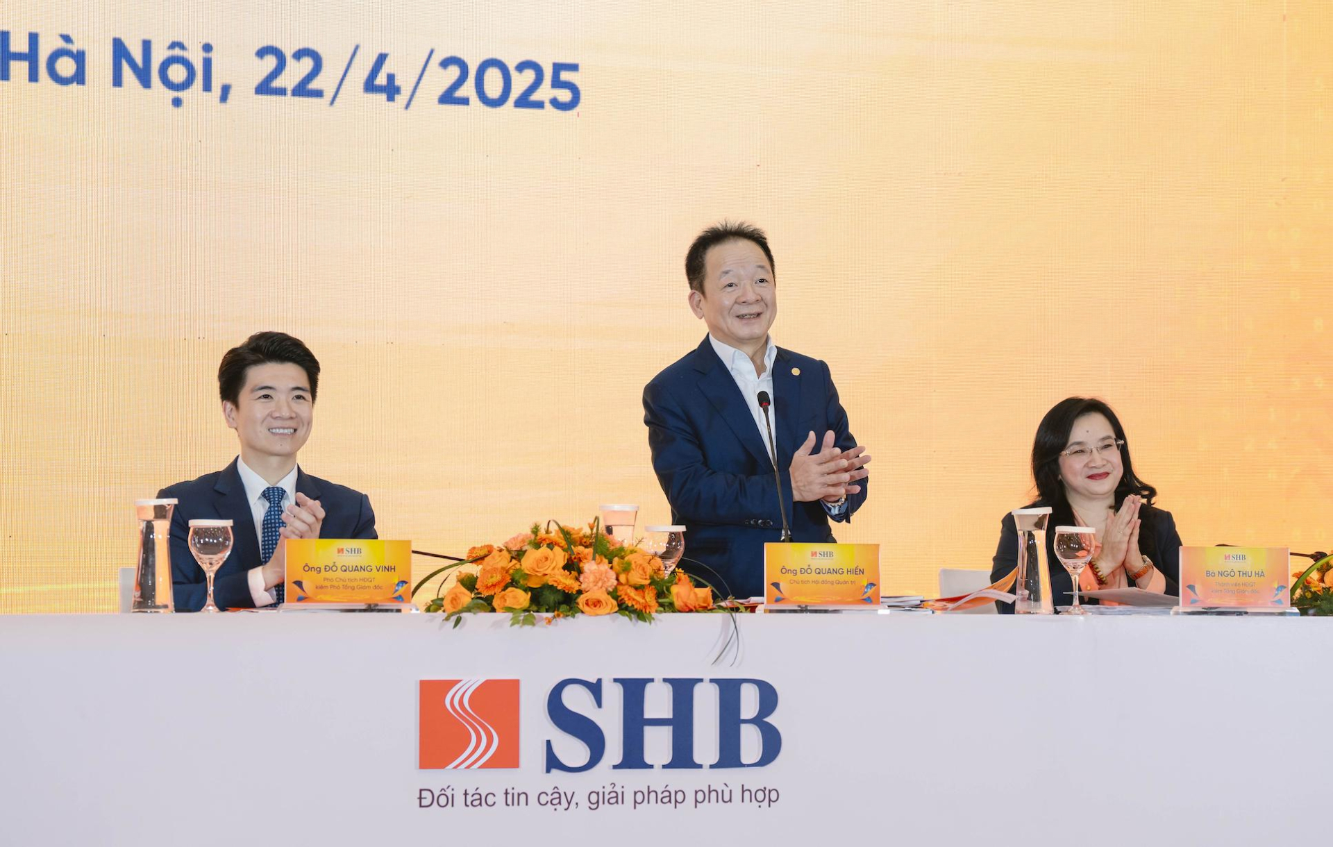 Doanh nh&acirc;n Đỗ Quang Hiển - Chủ tịch ĐHQT SHB chia sẻ niềm vui c&ugrave;ng c&aacute;c cổ đ&ocirc;ng.