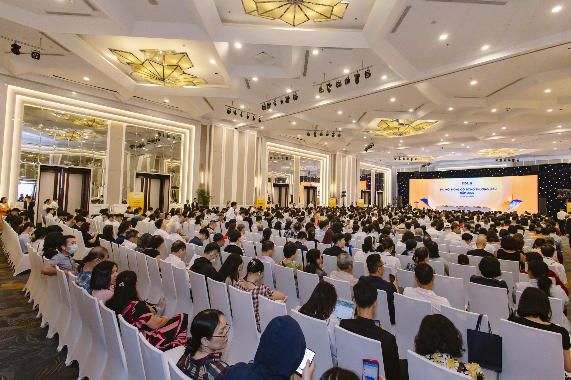 C&aacute;c cổ đ&ocirc;ng đặt niềm tin tuyệt đối v&agrave;o ban l&atilde;nh đạo SHB bứt ph&aacute; vươn tầm trong kỷ nguy&ecirc;n mới.