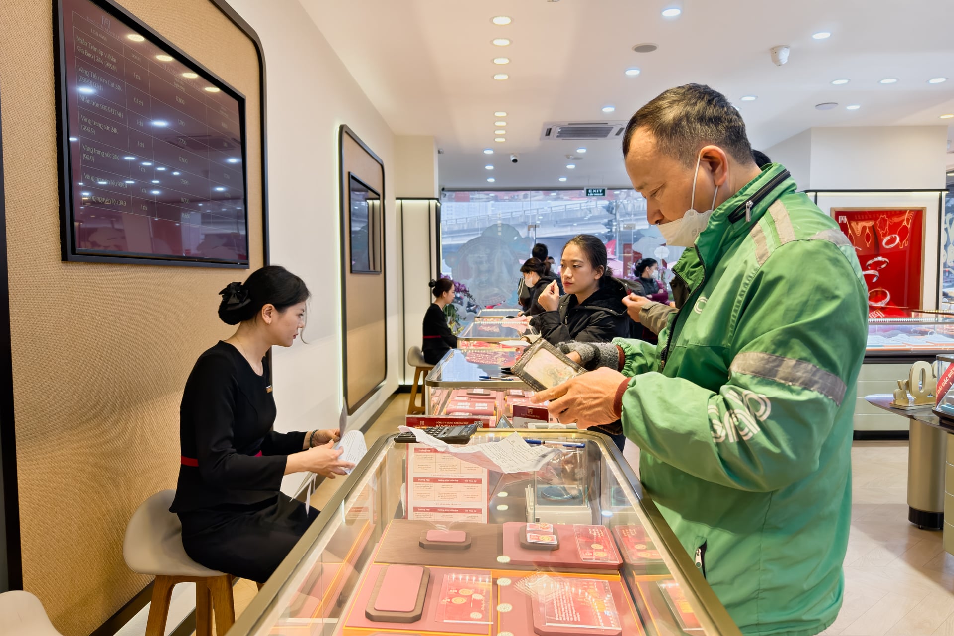 Giá vàng hôm nay 24/4: Vào đợt Biến động mạnh - Ảnh 1