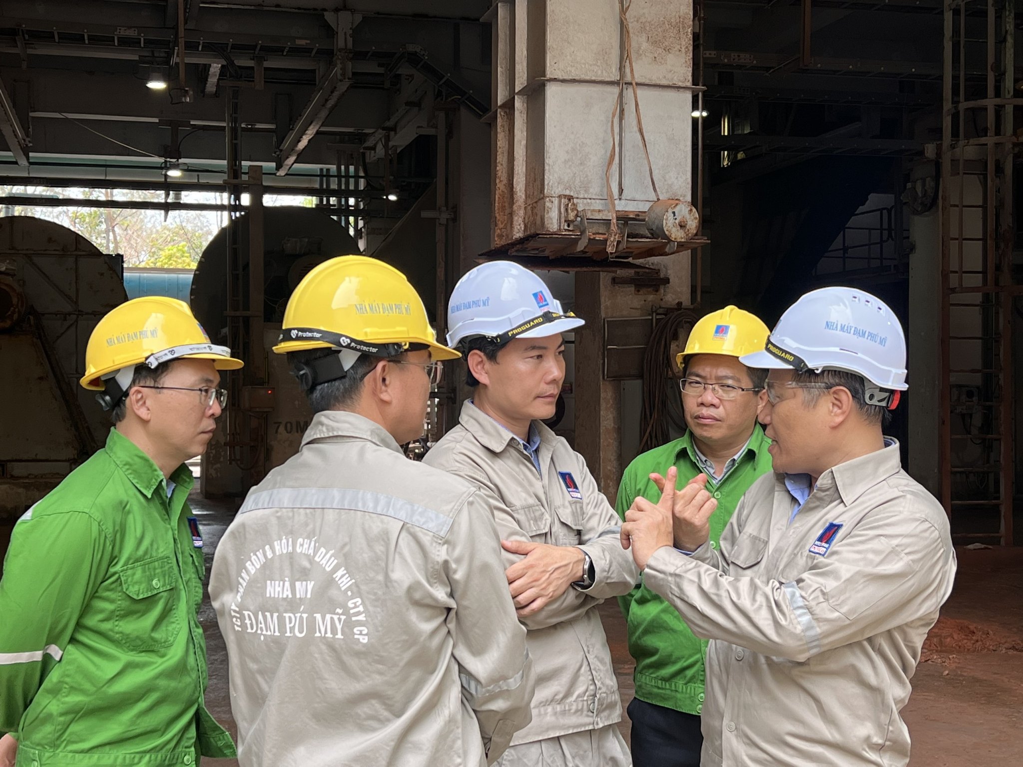 Chủ tịch HĐQT Ho&agrave;ng Trọng Dũng thăm v&agrave; đ&ocirc;n đốc c&ocirc;ng t&aacute;c bảo dưỡng.