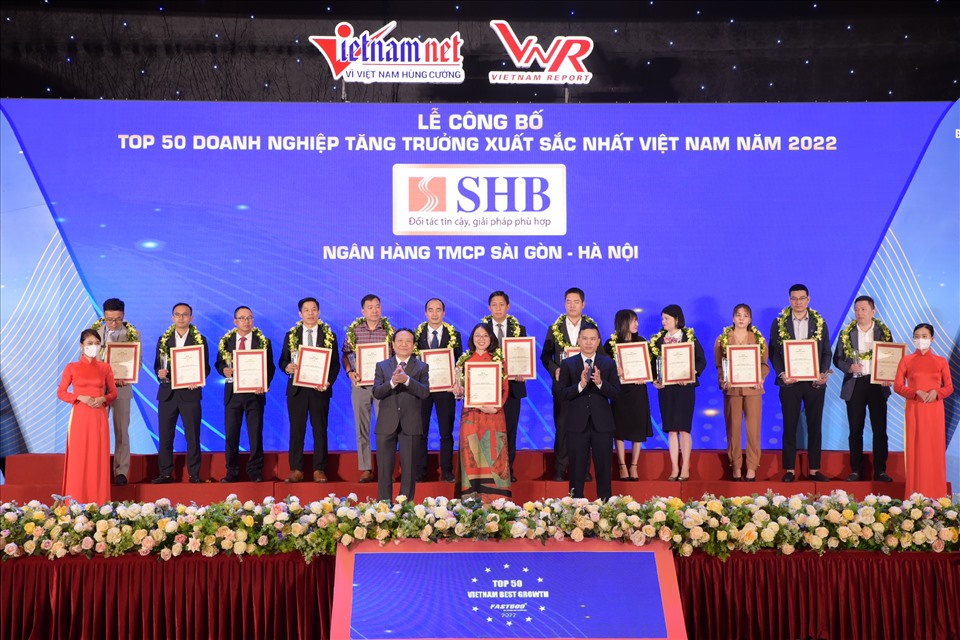 Đại diện Ng&acirc;n h&agrave;ng SHB nhận Giải thưởng Top 50 Doanh nghiệp tăng trưởng xuất sắc nhất Việt Nam 2022 (Top 50 Vietnam The Best Growth 2022).