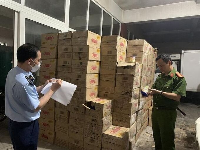 Lực lượng chức năng kiểm đếm số lượng nguy&ecirc;n liệu qu&aacute; hạn để sản xuất.