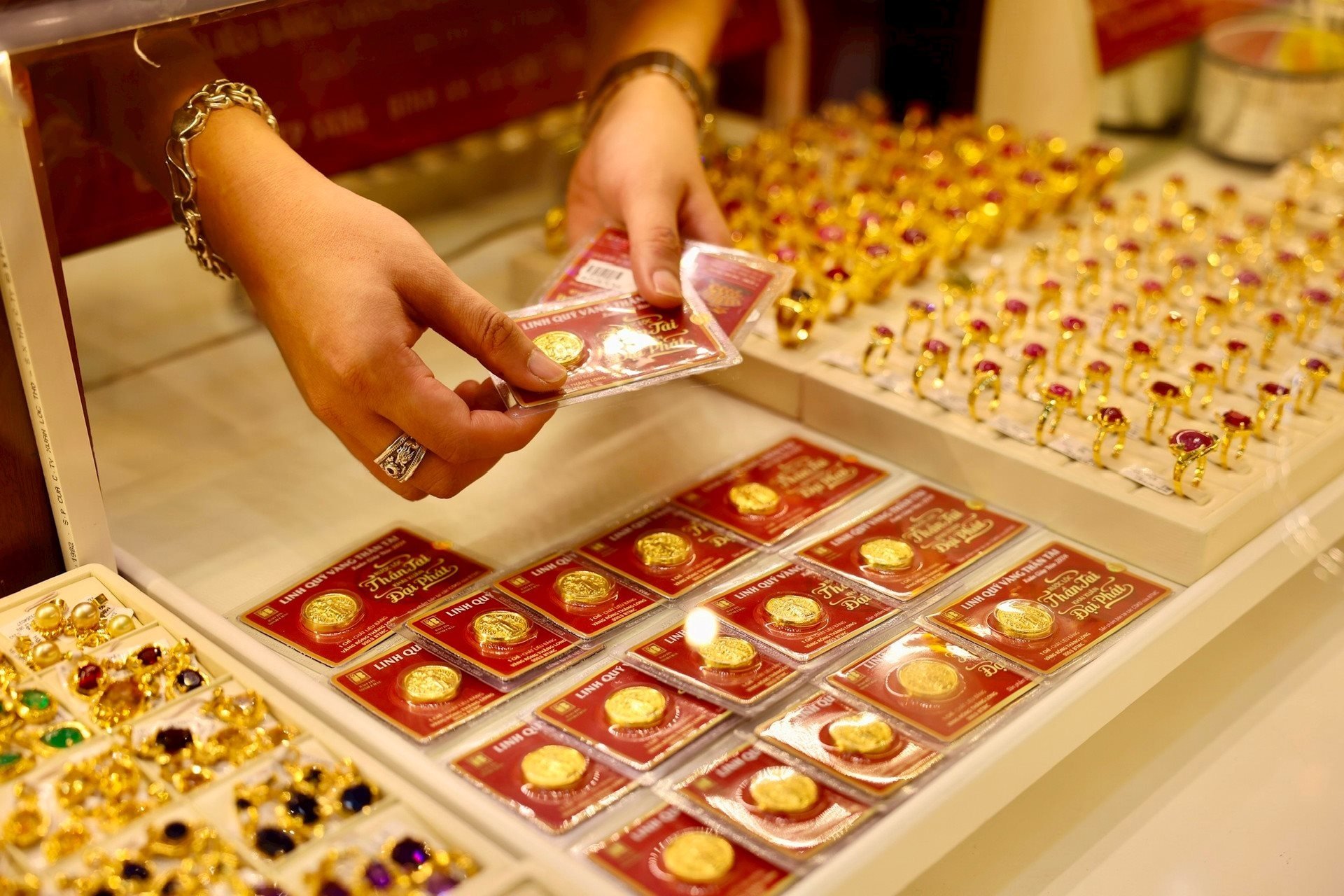 V&#224;ng nhẫn &#39;mỗi nơi, mỗi gi&#225;&#39;, ch&#234;nh nhau tới hơn 3 triệu/lượng - Ảnh 1