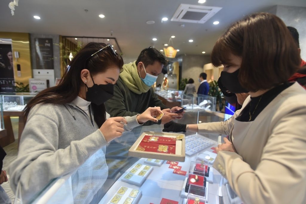 Gi&aacute; v&agrave;ng trong nước v&agrave; thế giới chao đảo