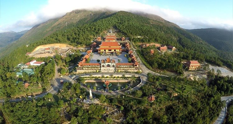 Khu di t&iacute;ch Quốc gia đặc biệt C&ocirc;n Sơn - Kiếp Bạc với h&agrave;ng trăm di t&iacute;ch nằm trải d&agrave;i tr&ecirc;n 8.000 ha (thuộc 8 x&atilde;, phường th&agrave;nh phố Ch&iacute; Linh, tỉnh Hải Dương).