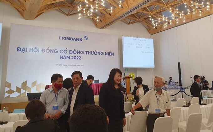 B&agrave; Lương Thị Cẩm T&uacute;, Chủ tịch HĐQT EIB chia sẻ với cổ đ&ocirc;ng sau khi Ban tổ chức c&ocirc;ng bố đại hội kh&ocirc;ng tiến h&agrave;nh được.