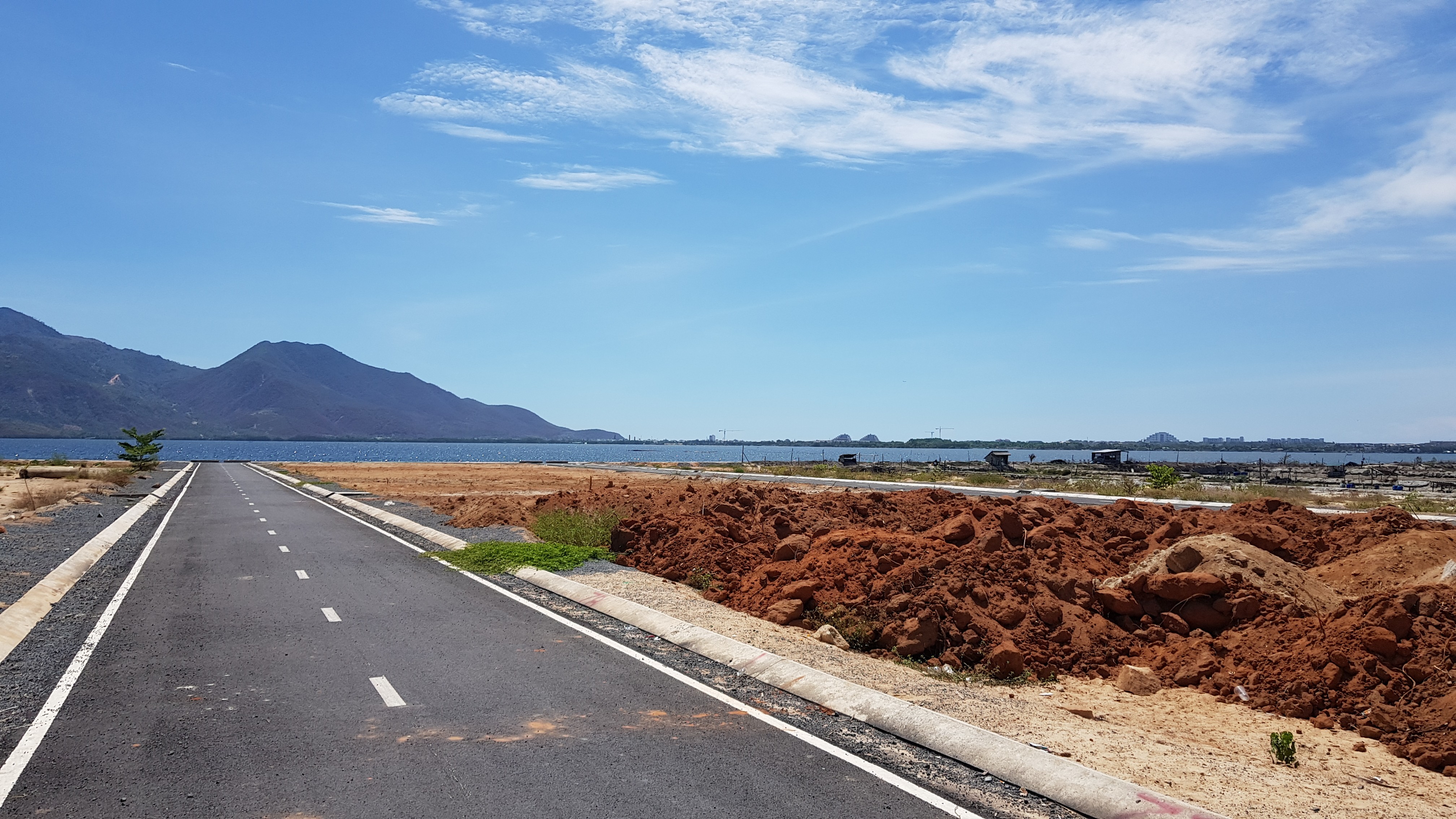 Ở huyện Cam L&acirc;m c&oacute; h&agrave;ng ngh&igrave;n l&ocirc; đất được t&aacute;ch ra từ việc hiến đất l&agrave;m đường. Ảnh: V.N