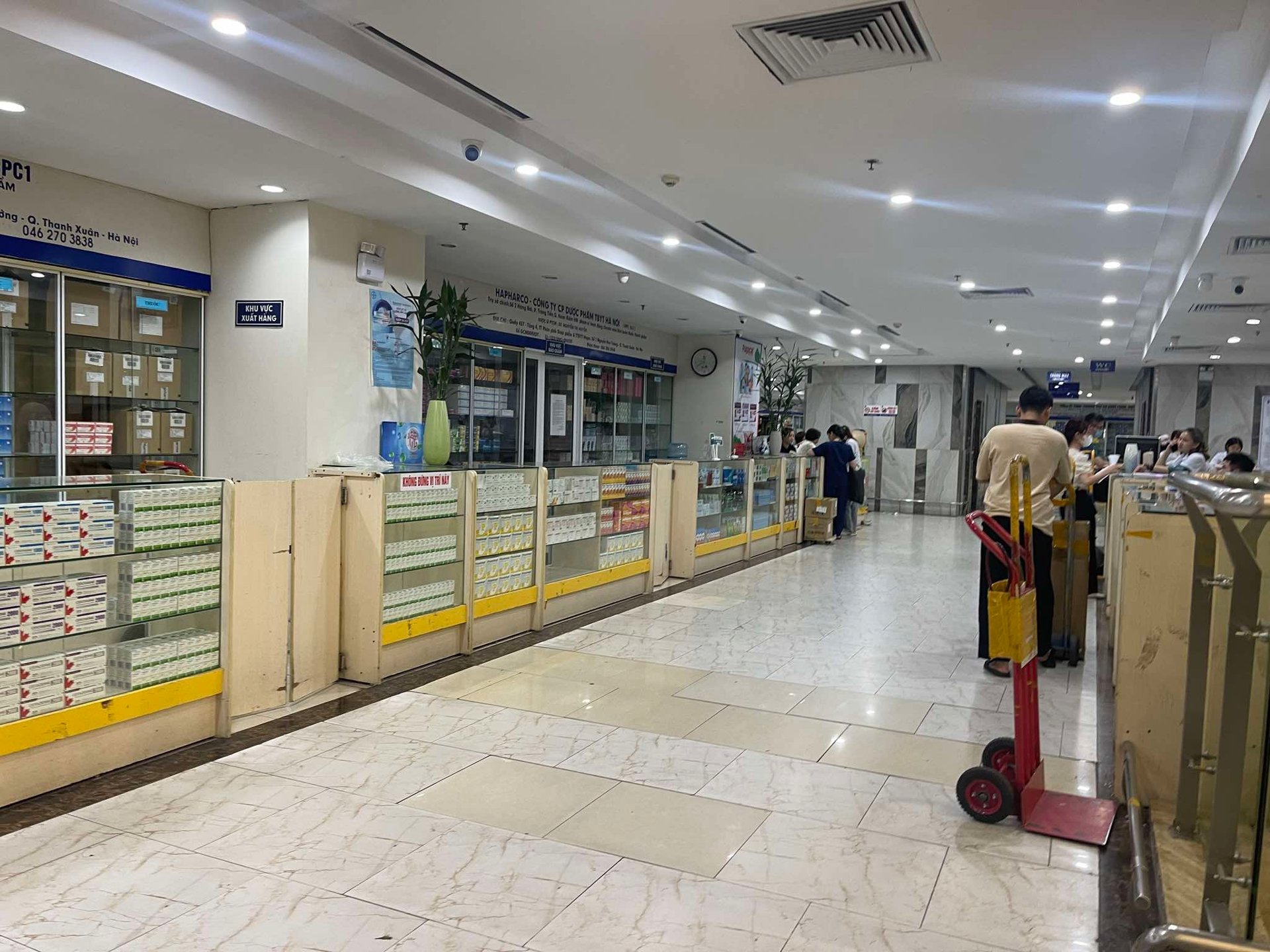 Những gian h&agrave;ng vắng b&oacute;ng người.&nbsp;