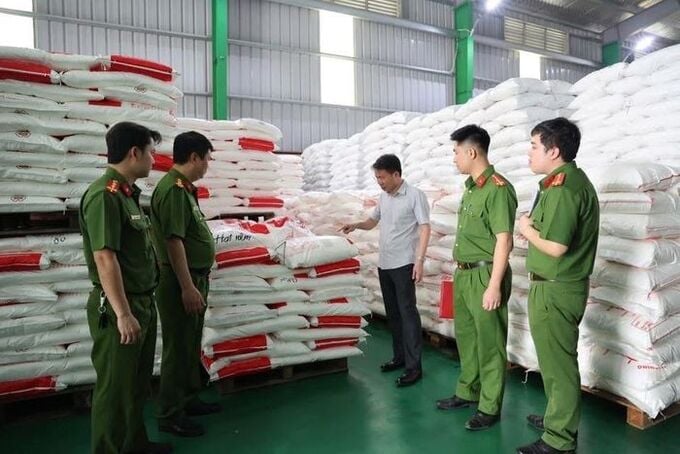 C&ocirc;ng an tỉnh Ph&uacute; Thọ kiểm tra số h&agrave;ng bị tạm giữ. Ảnh: C&ocirc;ng an Ph&uacute; Thọ.