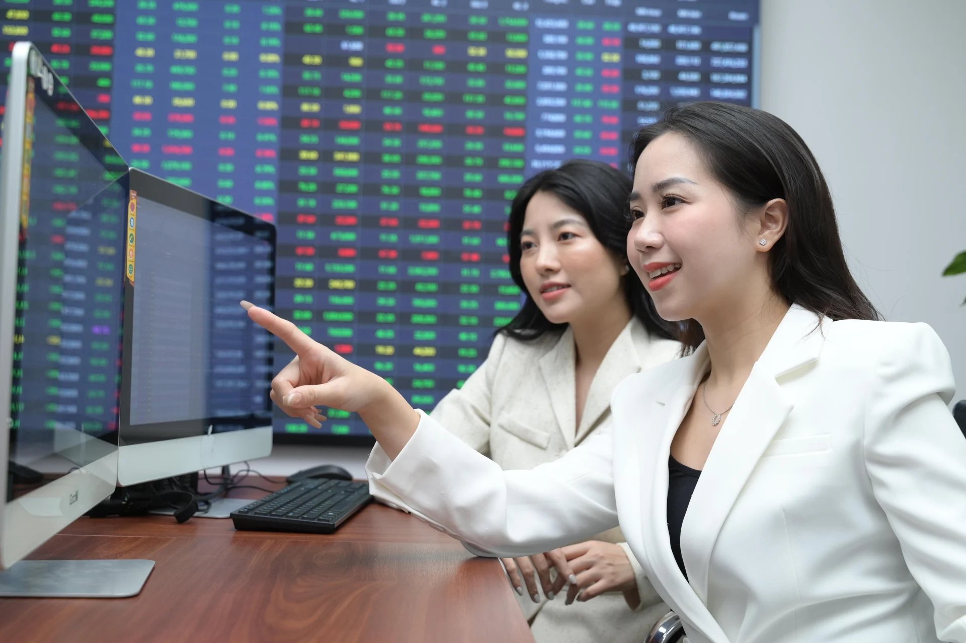 Trong một tuần giao dịch m&agrave; c&aacute;c nh&agrave; đầu tư phải đi "t&agrave;u lượn" cảm x&uacute;c, vẫn c&oacute; nhiều cổ phiếu tăng mạnh&nbsp;