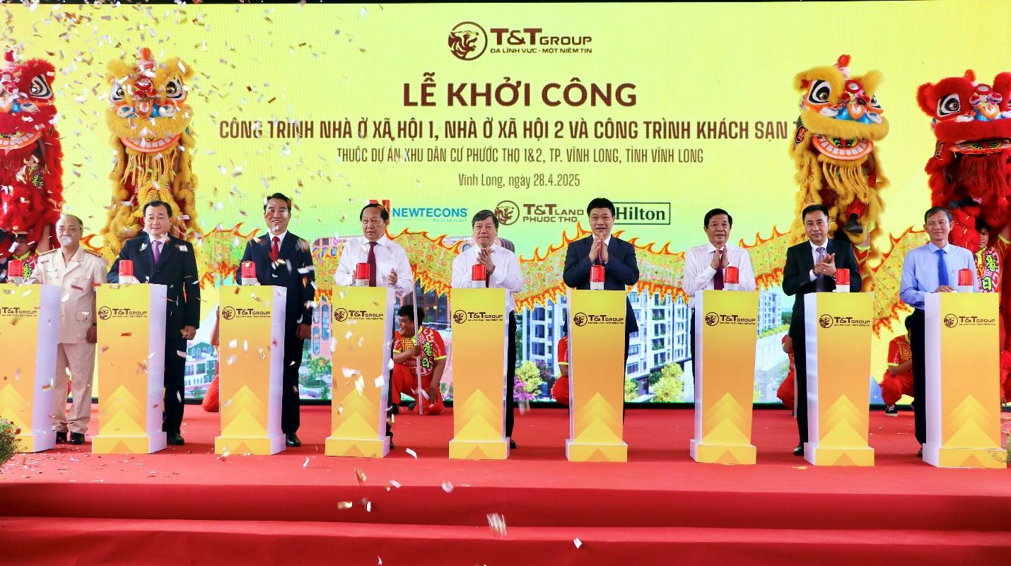 C&aacute;c đại biểu thực hiện nghi lễ khởi c&ocirc;ng c&ocirc;ng tr&igrave;nh nh&agrave; ở x&atilde; hội v&agrave; kh&aacute;ch sạn thuộc dự &aacute;n Khu d&acirc;n cư Phước Thọ 1 &amp; 2. Ảnh: T&amp;T.