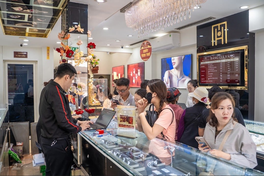 Giá vàng hôm nay 28/4: Đuối sức, chưa thể 'tái chiếm' mốc 169 triệu/lượng - Ảnh 2