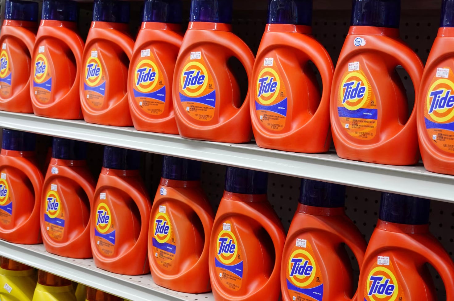 Gi&aacute; dầu leo thang đang tạo &aacute;p lực lớn l&ecirc;n Procter &amp; Gamble (P&amp;G) - tập đo&agrave;n đứng sau nhiều thương hiệu ti&ecirc;u d&ugrave;ng phổ biến - khiến doanh nghiệp n&agrave;y ước t&iacute;nh c&oacute; thể hụt khoảng 1 tỷ USD lợi nhuận trong năm t&agrave;i ch&iacute;nh 2027. (Ảnh: Reuters)