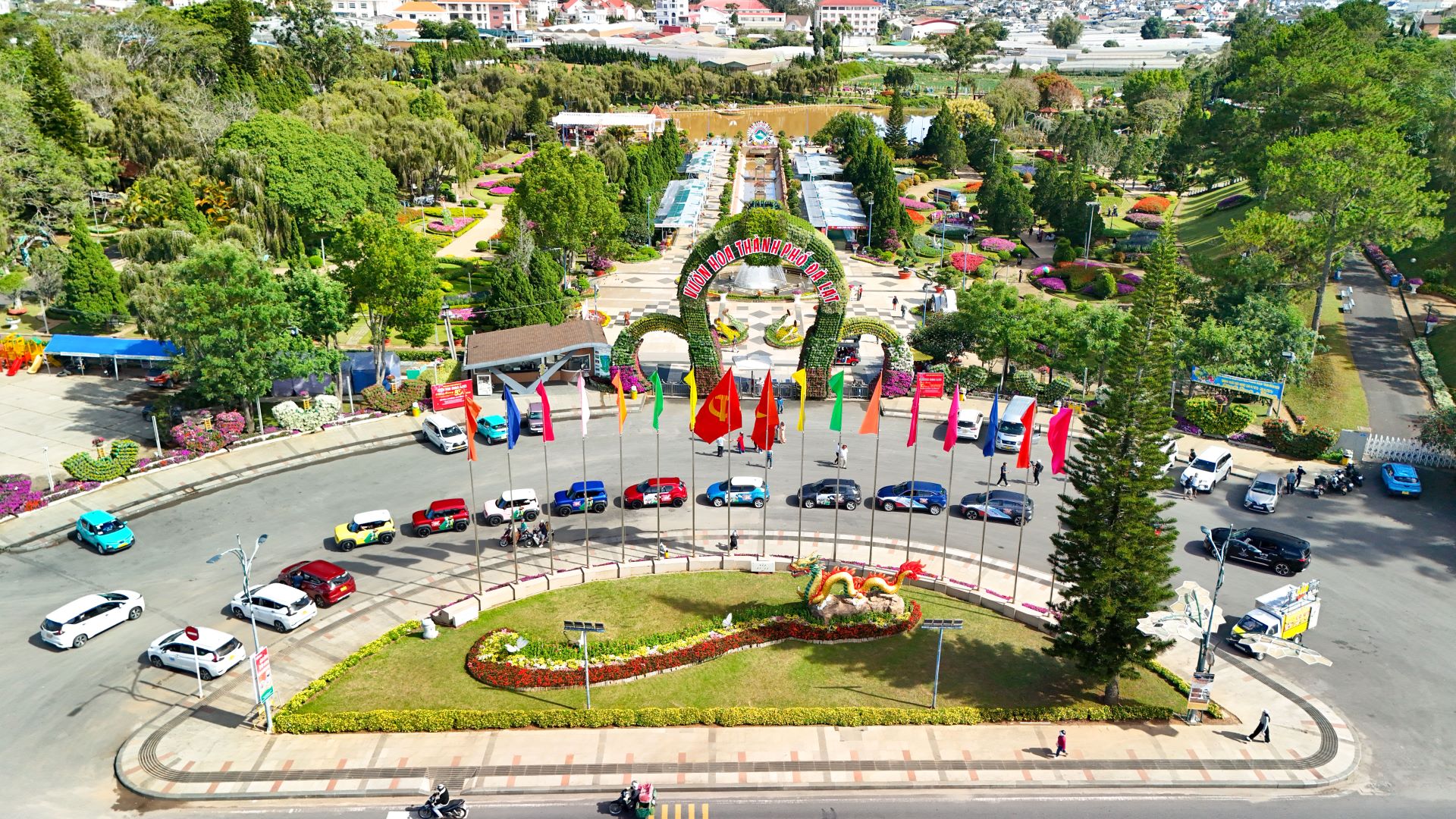 'Phủ Xanh, Sống Chất' rầm rộ khắp 30 tỉnh thành, hàng nghìn người hào hứng trải nghiệm xe điện VinFast - Ảnh 1