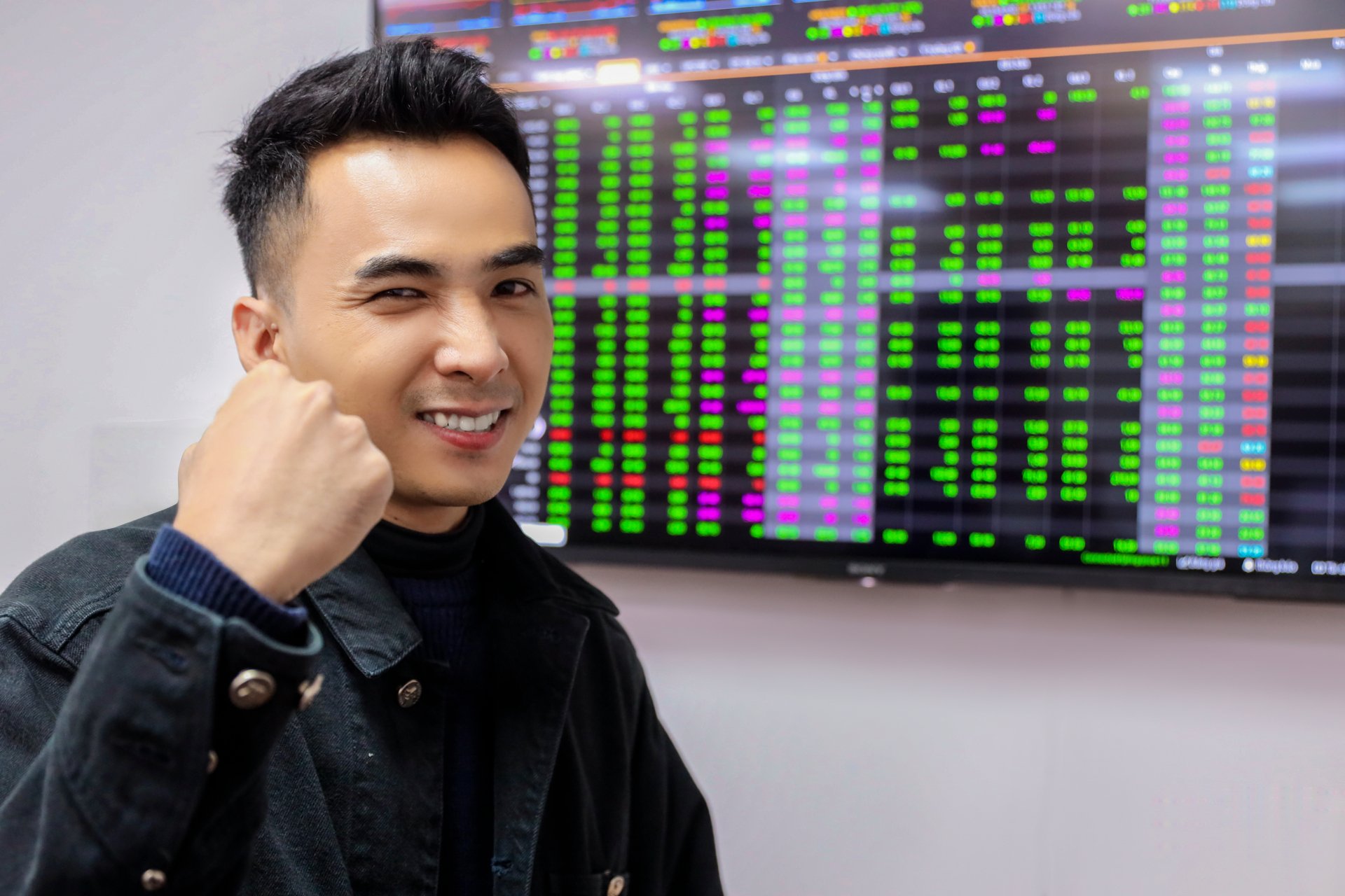 Cổ phiếu tăng mạnh th&#225;ng 4: Lộ diện những c&#225;i t&#234;n ‘ngược b&#227;o’ - Ảnh 1